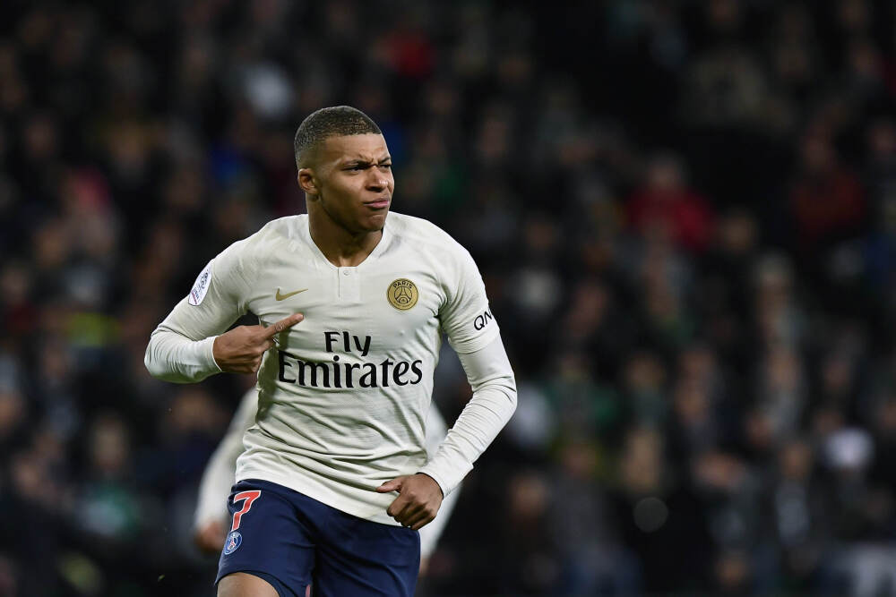 享受圣诞假期！卢宁社媒晒一家三口雪地度假照片